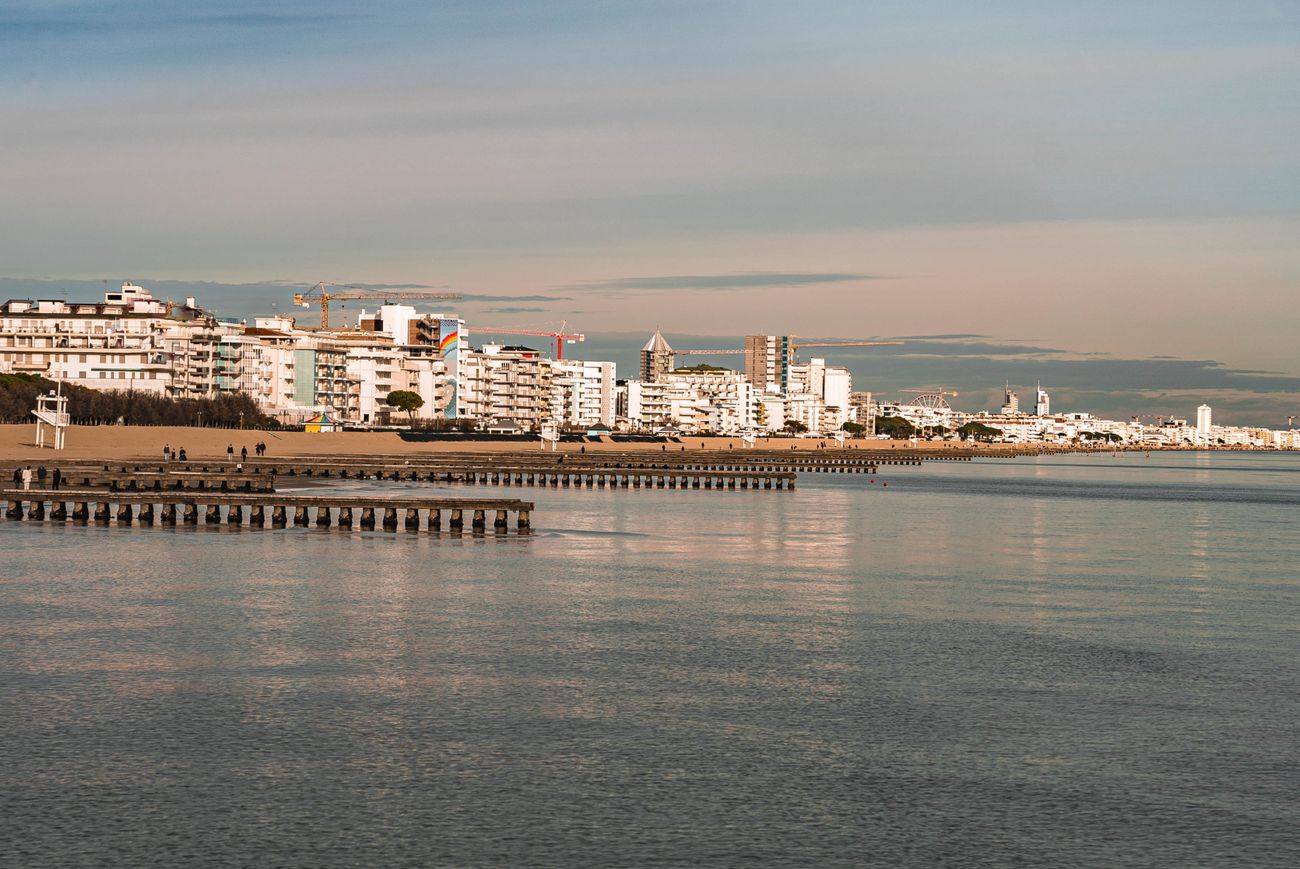 De kust van Lido di Jesolo in de avond met verlichting