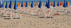 Kleurrijke parasols en ligbedden op het brede strand van Lido di Jesolo